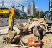 欧美抠逼高温下的坚守｜道路建设者用汗水铺就畅通路